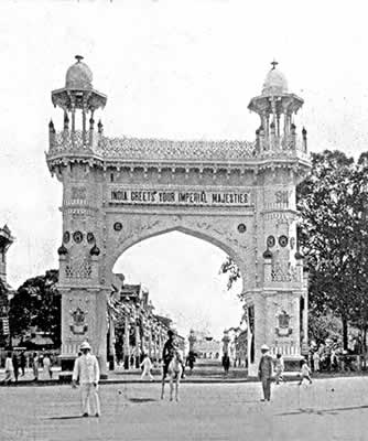 The entrance gate to the Tented City, blazoned with the words <br />'INDIA GREETS YOUR IMPERIAL MAJESTIES'