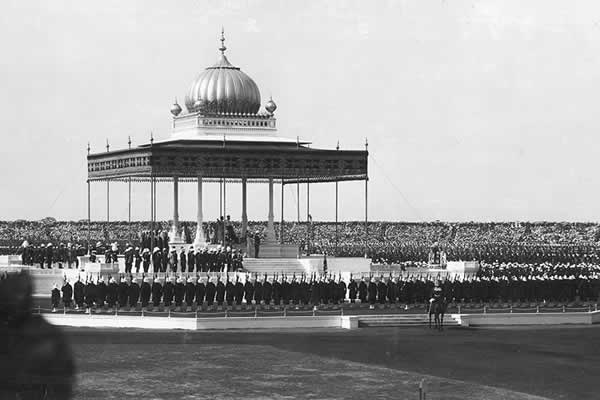 The Royal couple moved to the Royal Shamiana to be seated on gold thrones. From here King George announced the transfer of the capital from Calcutta to Delhi and the reversal of Curzon's 1903 partition of Bengal.